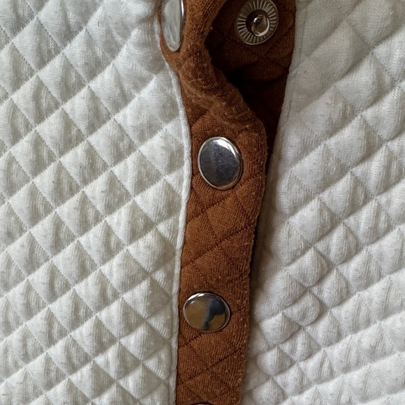 Source Unknown White Quilted Sweatshirt with Brown Button Accents Small A41 - Picture 3 of 9